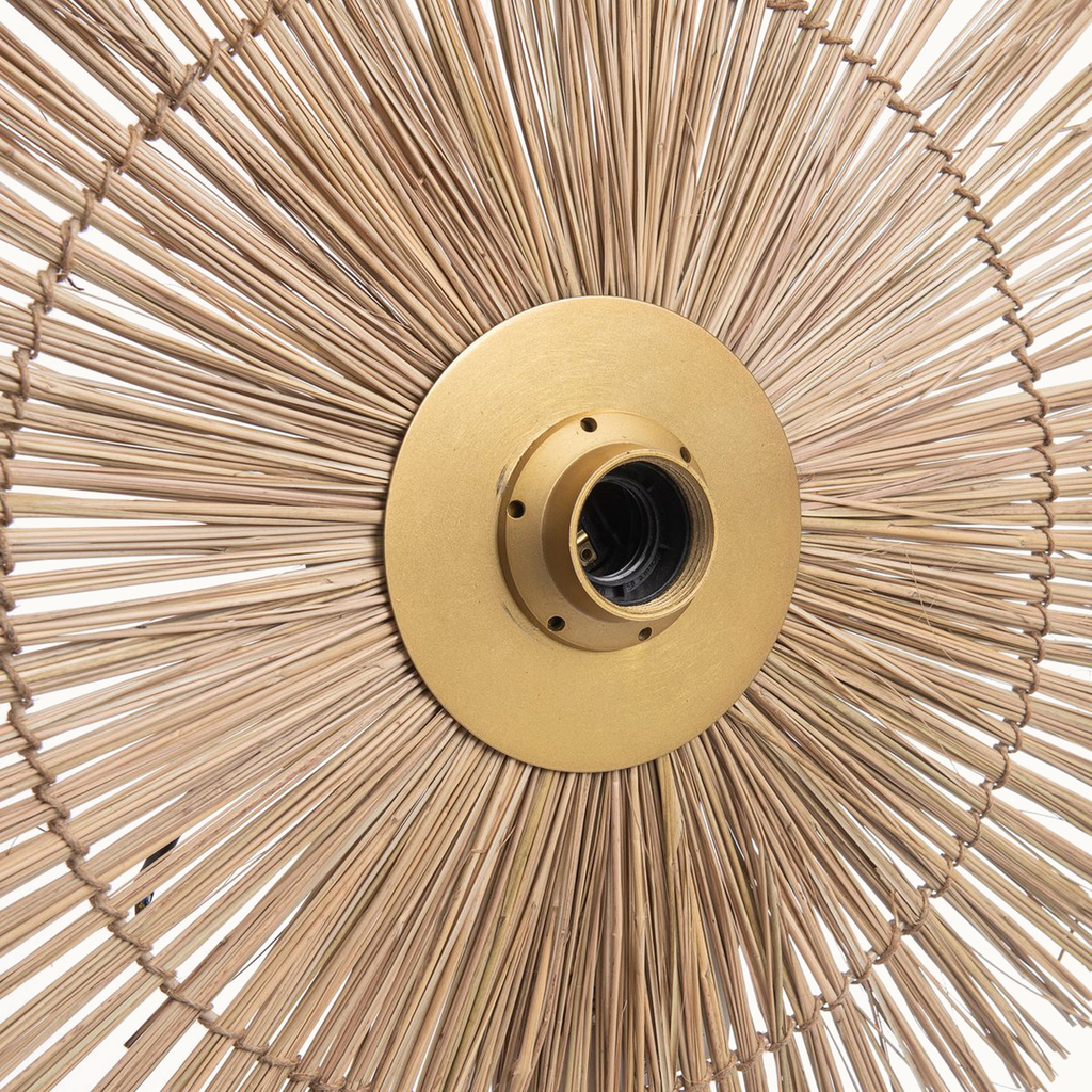 Detail van de goudkleurige middenplaat en zichtbare fitting van de Beausoleil M wandlampenkap.