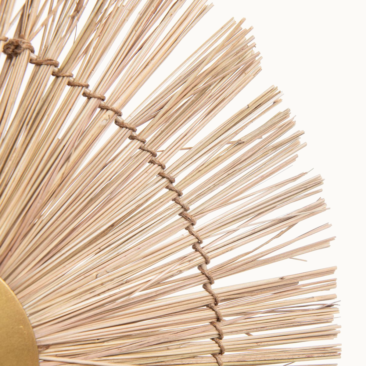 Detail van de grasvezels en ronde verbinding van de Beausoleil M wandlampenkap.