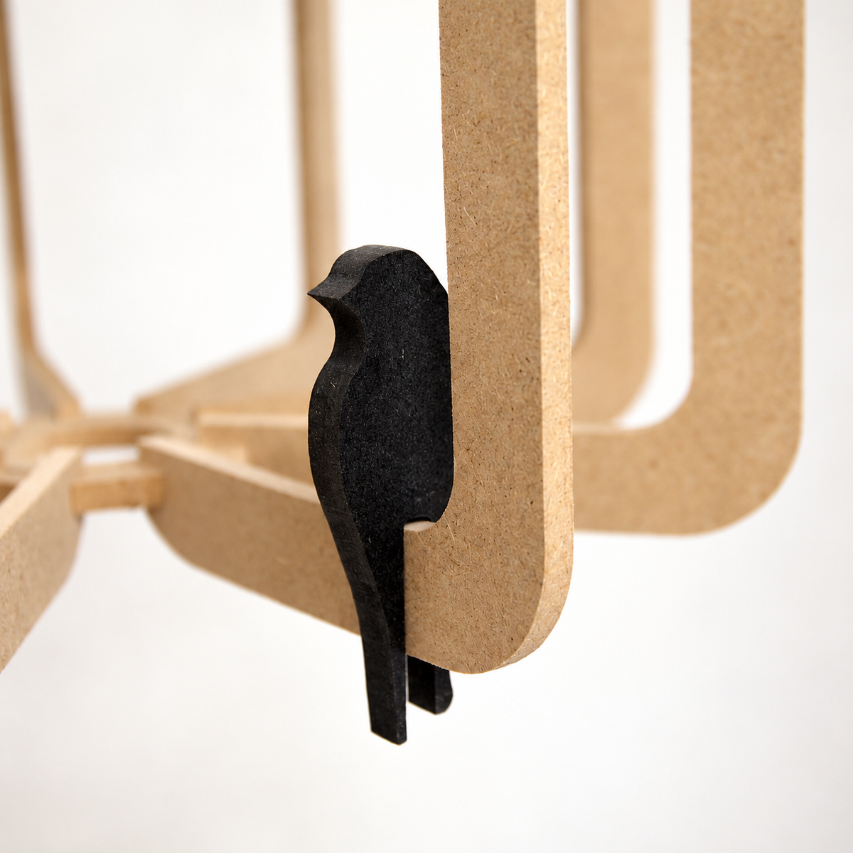 Detail van de zwarte houten vogel op de naturel MDF-constructie van de Bird Ø30 hanglamp.