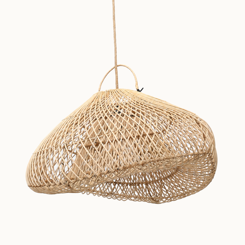 Cloud M rotan lampenkap in naturel op warmwitte achtergrond; ophanging ter illustratie.