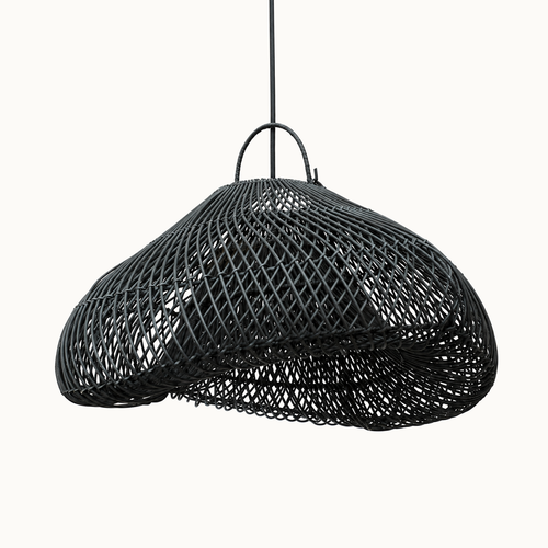 Cloud M zwarte rotan lampenkap op warmwitte achtergrond; kabelset niet inbegrepen.