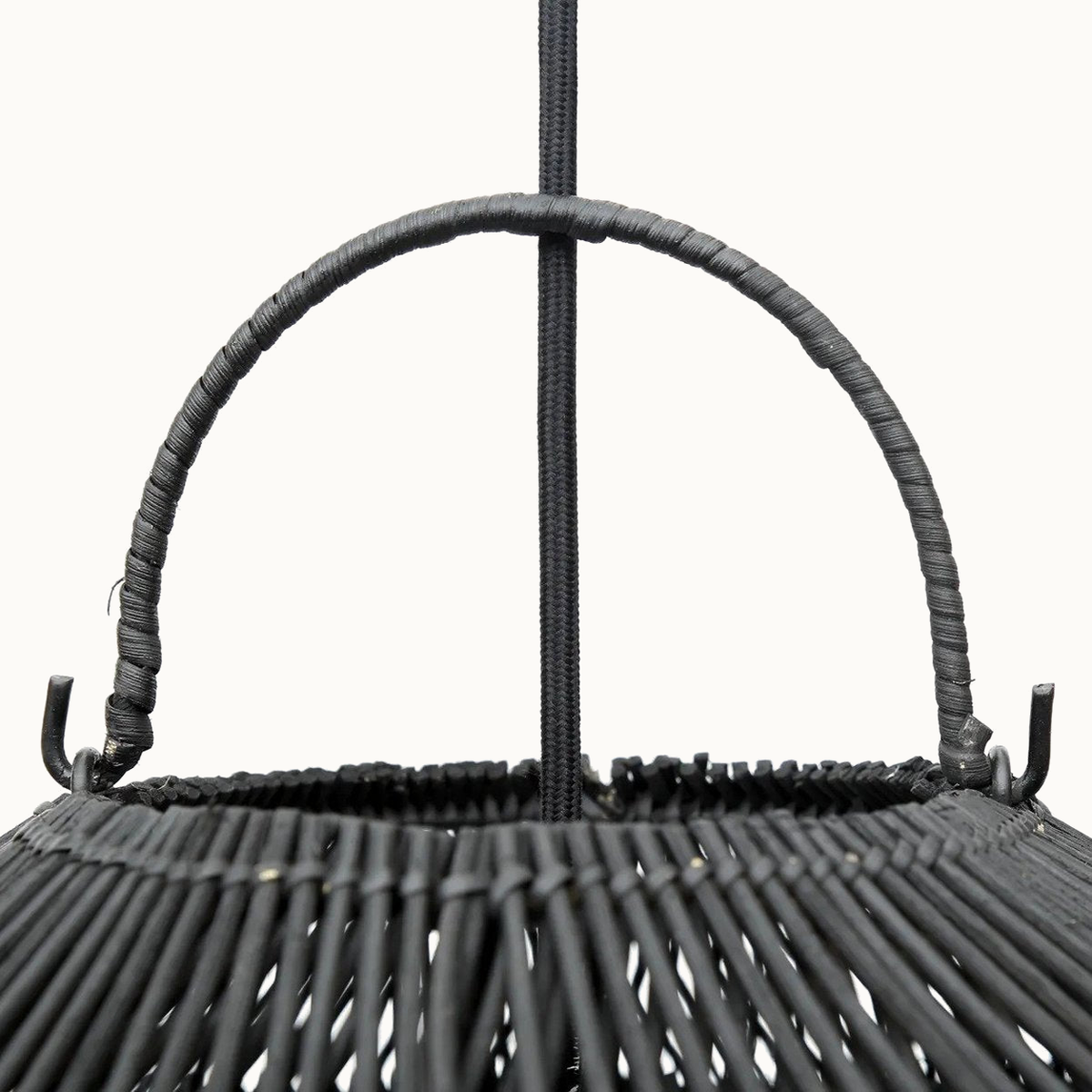 Detail van de draagbeugel van Cloud M zwart; zichtbare kabel niet inbegrepen.
