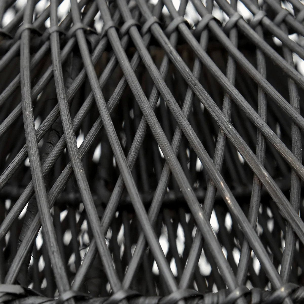 Detail van het zwarte, open rotan vlechtwerk van Cloud M.