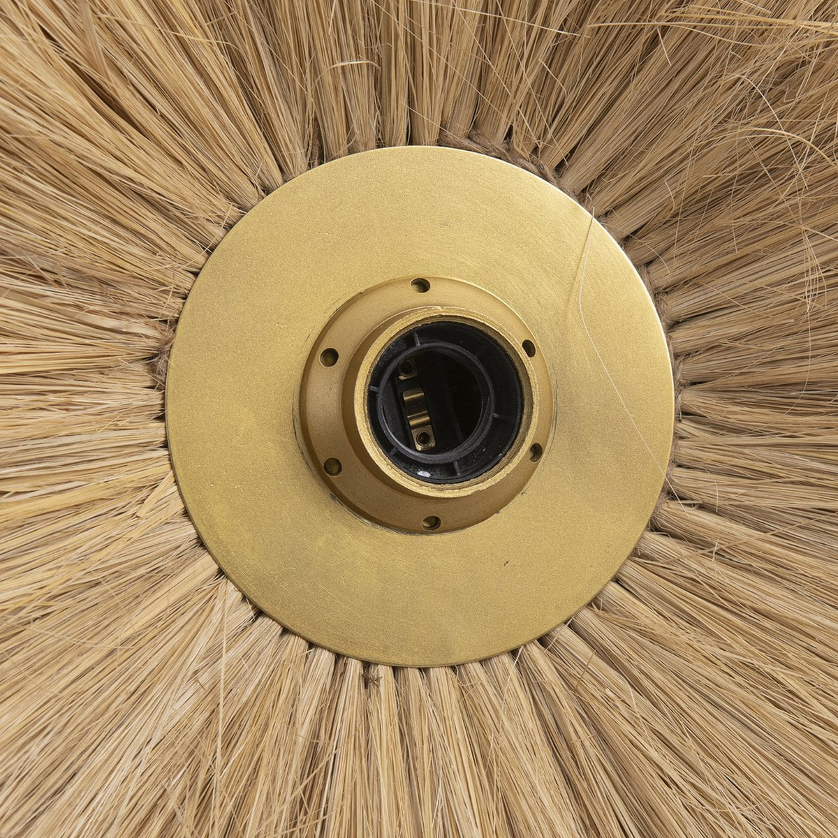 Detail van de goudkleurige middenplaat en zichtbare fitting van de Double Trouble M wandlampenkap.