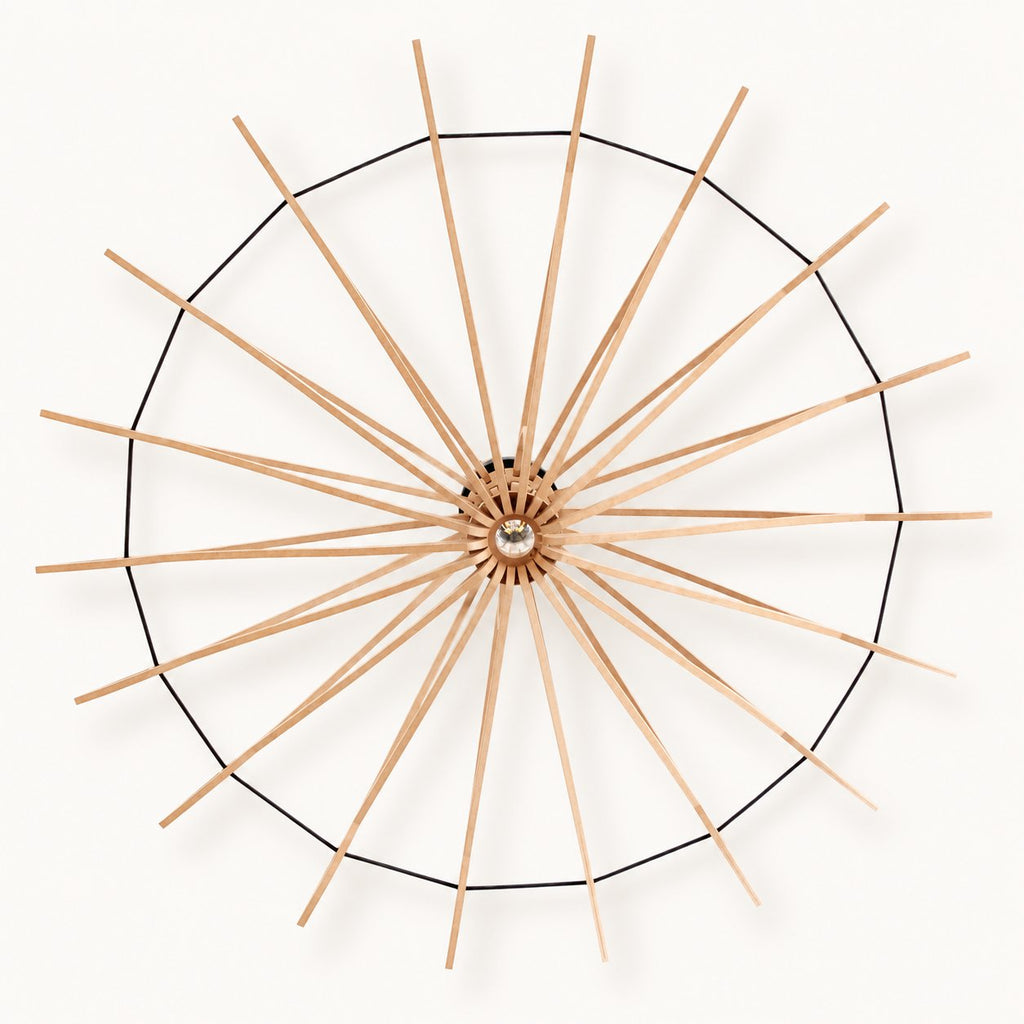 Let’s Twist Again Ø106 houten wand- en plafondlamp in naturel met zwarte rand op warmwitte achtergrond.