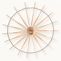 Let’s Twist Again Ø106 houten wand- en plafondlamp in naturel met zwarte rand op warmwitte achtergrond.