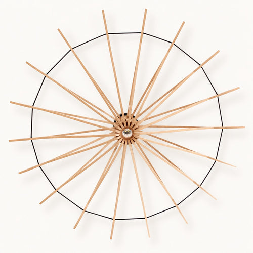 Let’s Twist Again Ø106 houten wand- en plafondlamp in naturel met zwarte rand op warmwitte achtergrond.