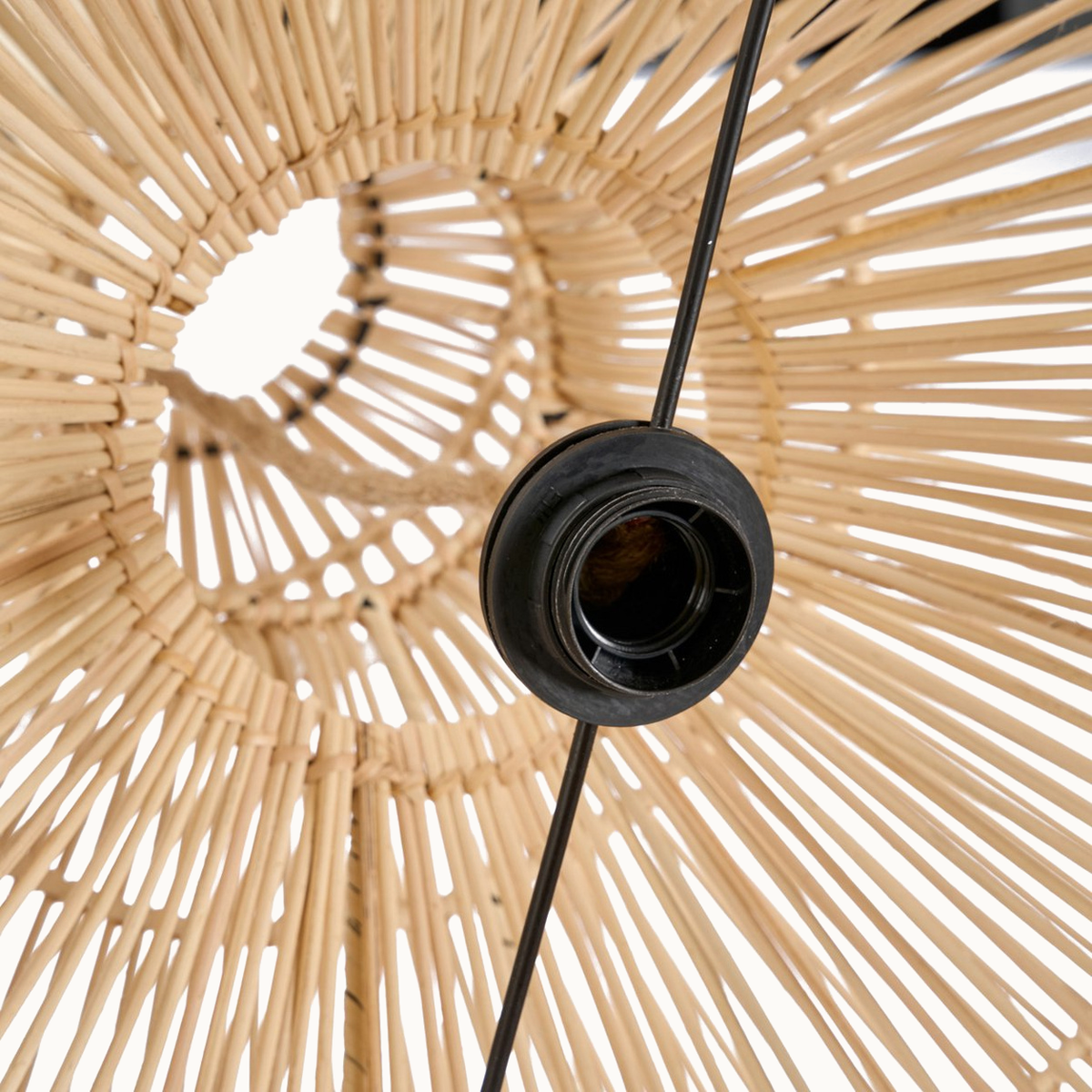 Binnenzijde van de Matcha Whisk M rotan lampenkap met zichtbare fitting; fitting niet inbegrepen.
