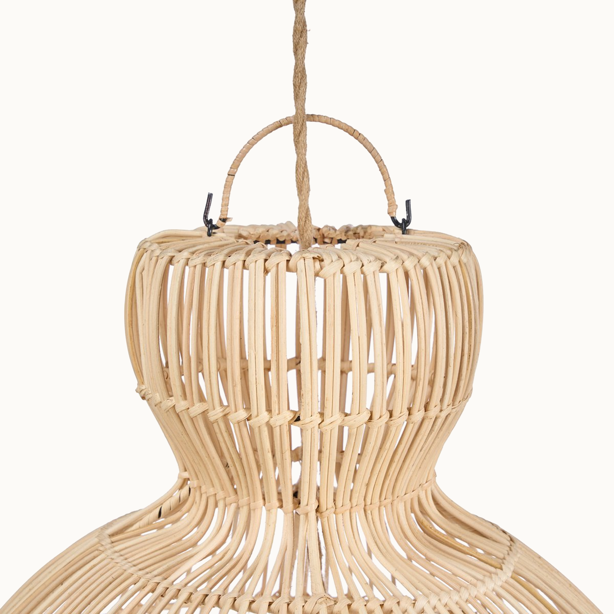 De smalle hals en draagbeugel van Matcha Whisk M; getoonde kabel niet inbegrepen.