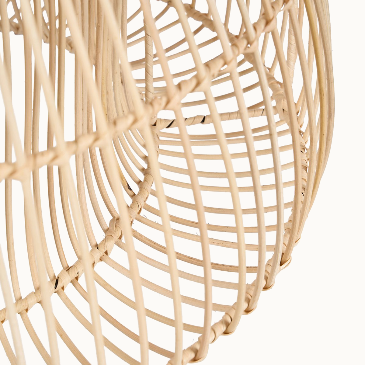 Detail van de verticale rotan lijnen en verbindingen van Matcha Whisk M.