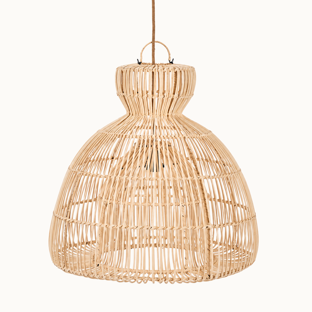 Matcha Whisk M rotan lampenkap in naturel op warmwitte achtergrond; ophanging ter illustratie.