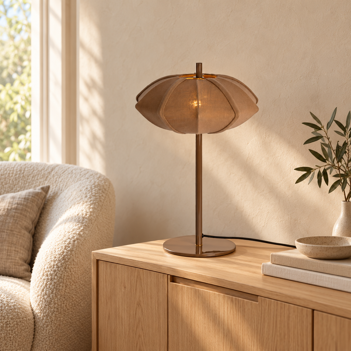 Paris Disc Ø34 tafellamp op een houten dressoir in een licht Scandinavisch interieur