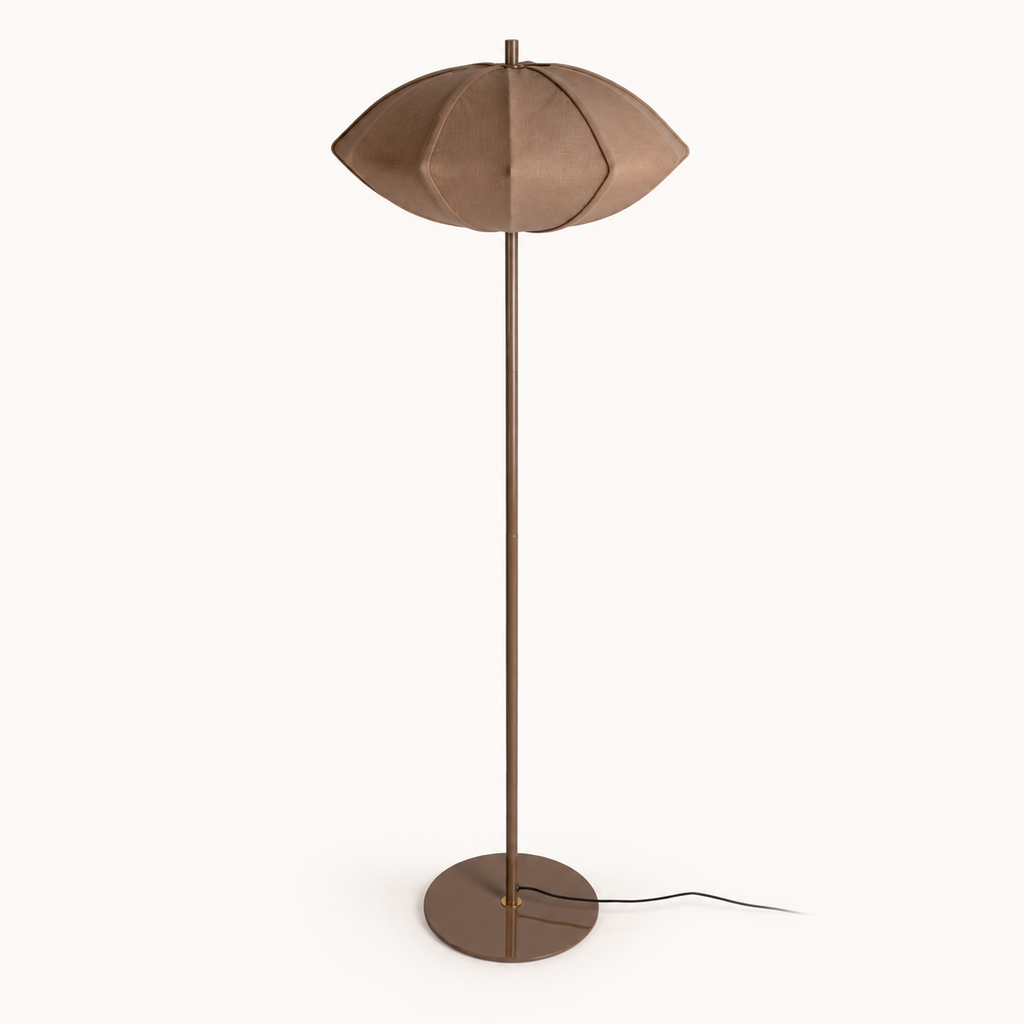 Complete bruine Paris Disc Ø50 vloerlamp met katoenen kap, slanke metalen staander, ronde voet en zwarte kabel.