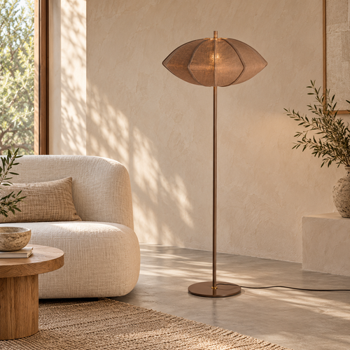 Bruine Paris Disc Ø50 vloerlamp naast een lichte fauteuil en houten bijzettafel in een warm Japandi-interieur.