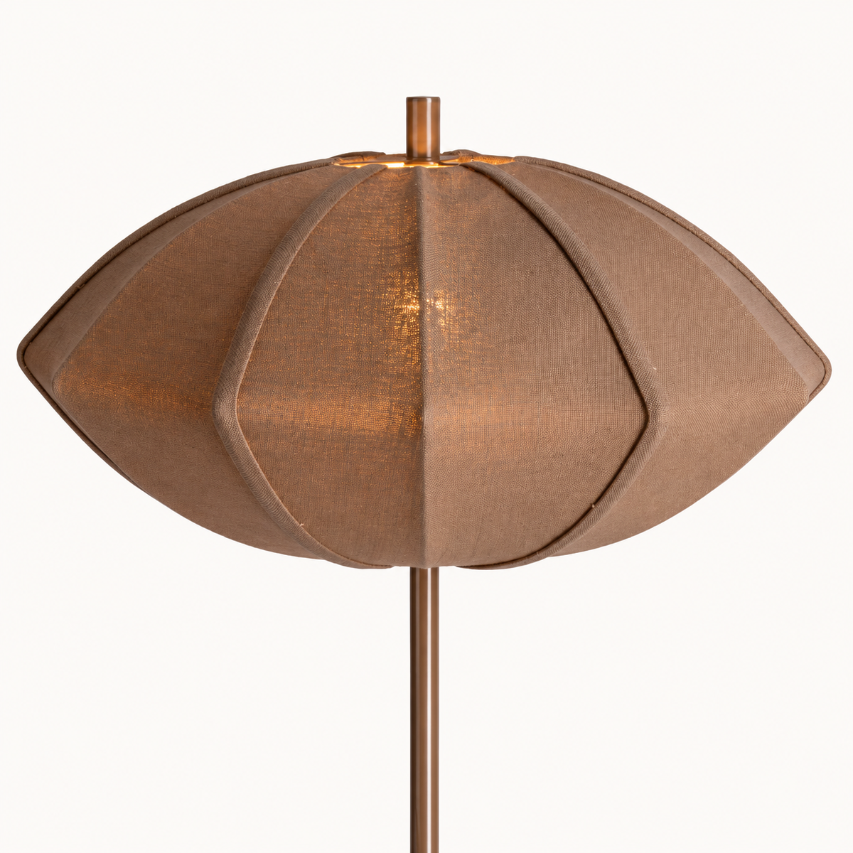 Detail van de bruine katoenen kap met gebogen banen en zichtbare naden van de Paris Disc Ø50 vloerlamp.