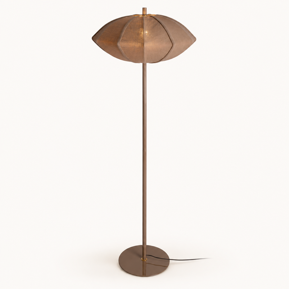 Paris Disc Ø50 vloerlamp in bruin met een katoenen kap, slanke staander, ronde voet en zwarte kabel.
