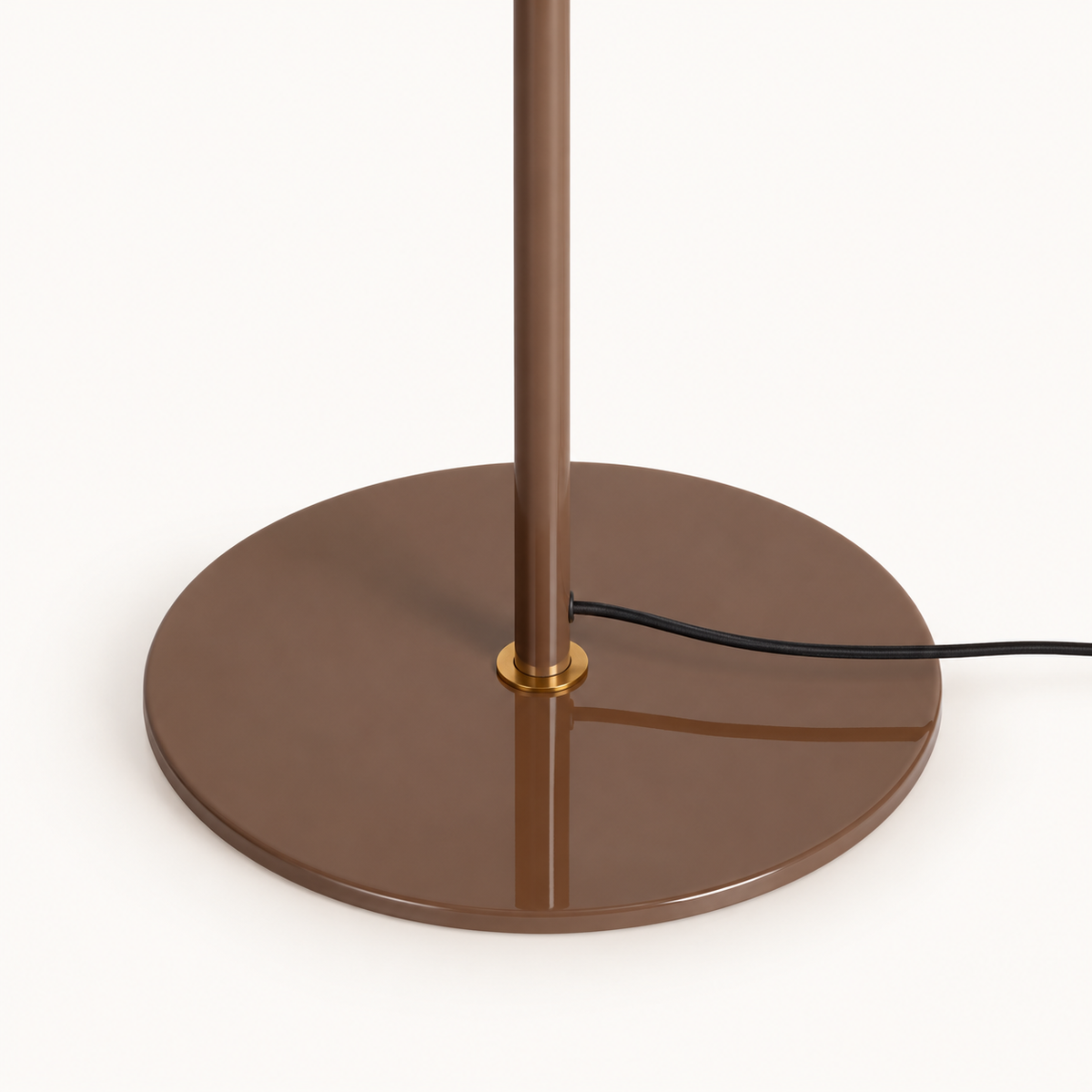 Detail van de ronde bruine metalen voet, staander en zwarte kabel van de Paris Disc Ø50 vloerlamp.