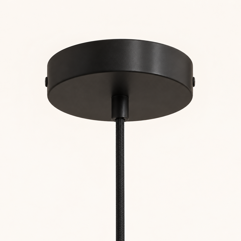 Zwarte metalen plafondkap met zwarte kabel van de Rolling Ø70 hanglamp.