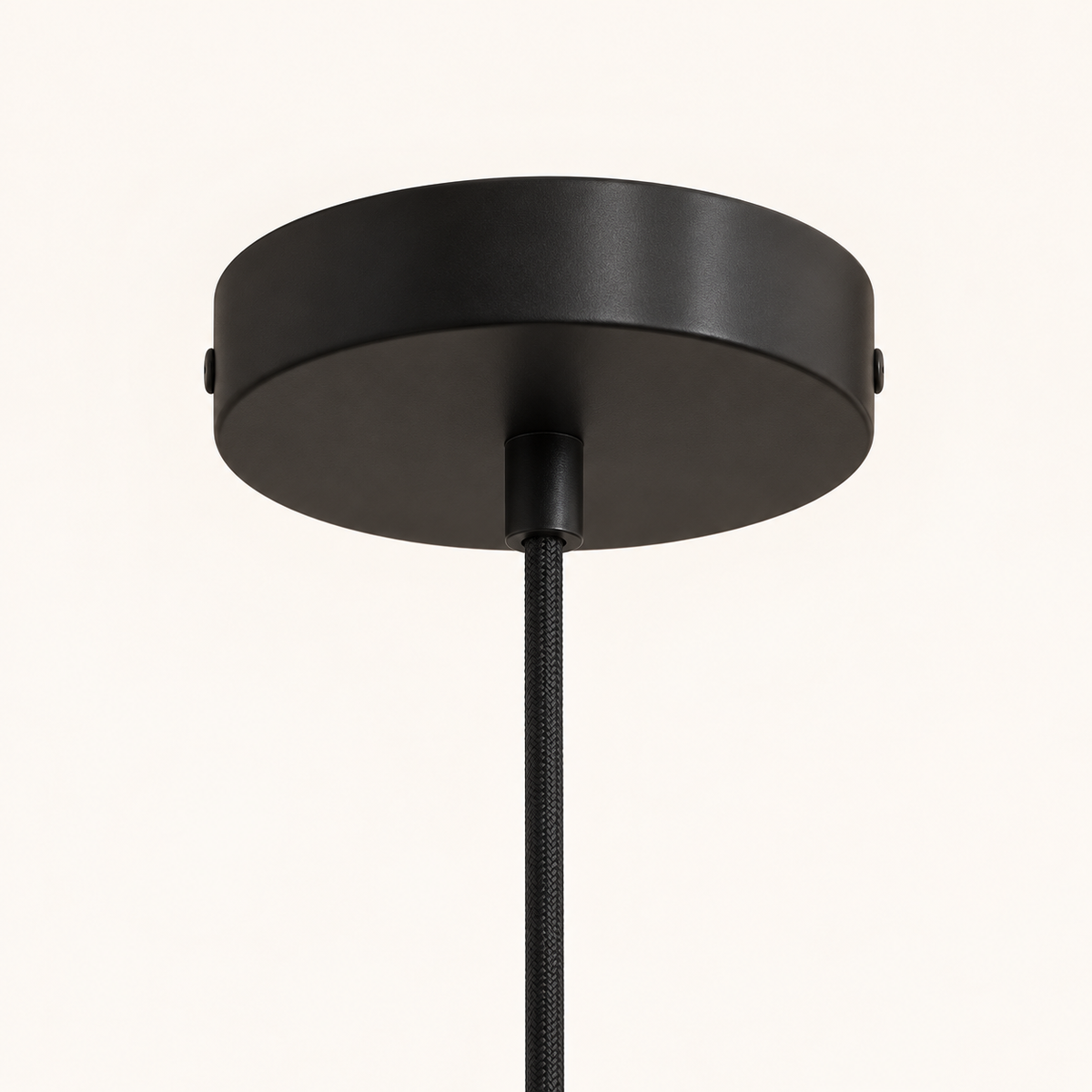Zwarte metalen plafondkap met zwarte kabel van de Rolling Ø70 hanglamp.