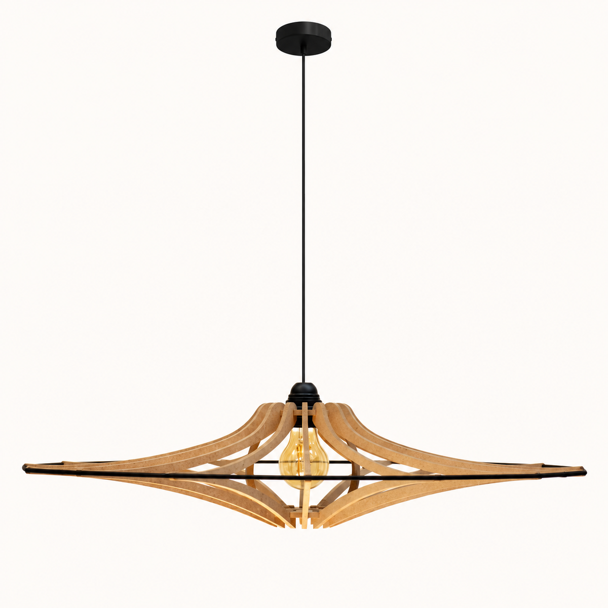 Volledige Singing Ø65 houten hanglamp met open houten kap, zwarte kabel en zwarte metalen plafondkap.