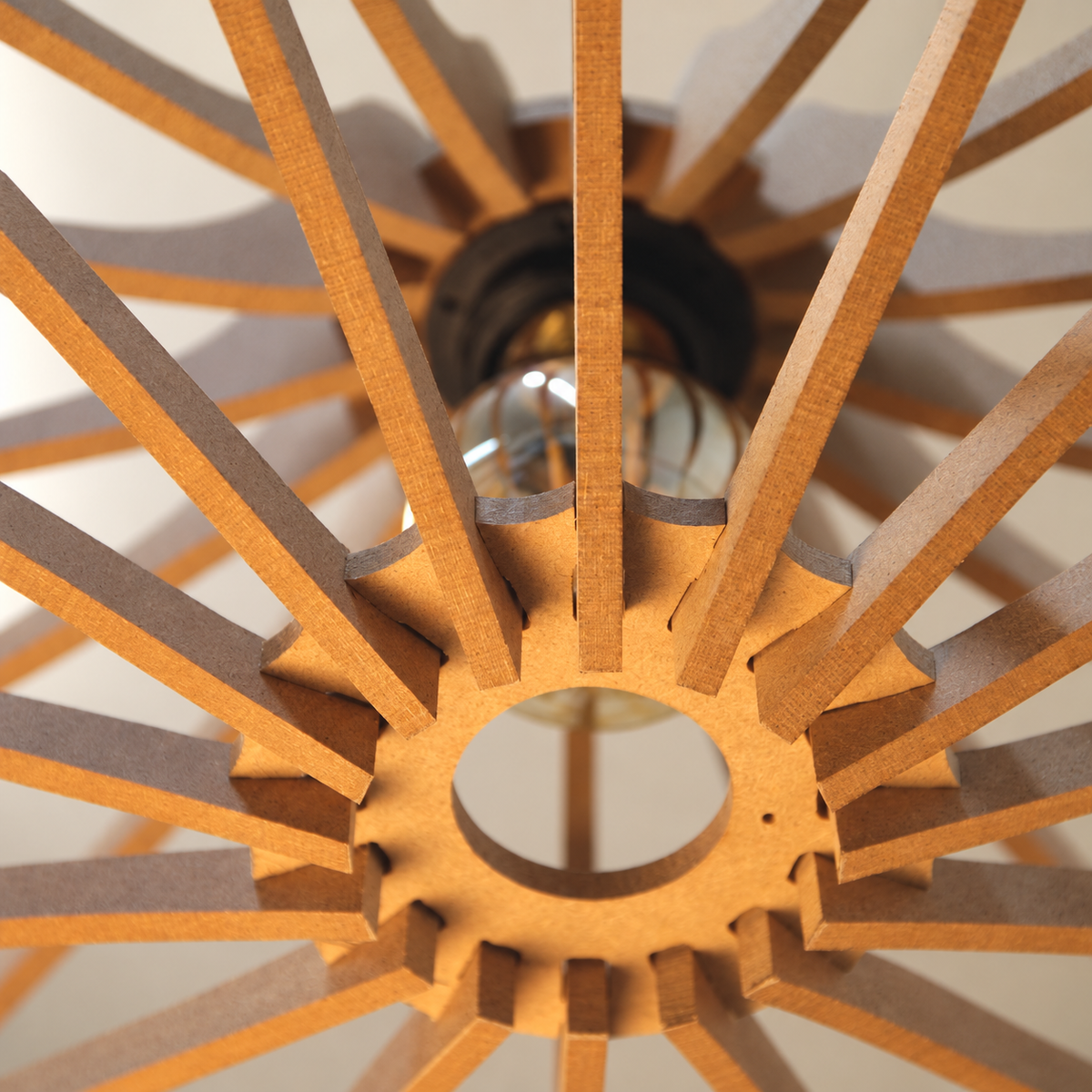 Detail van de houten stroken en centrale verbindingsring aan de onderzijde van de Singing Ø65 hanglamp.