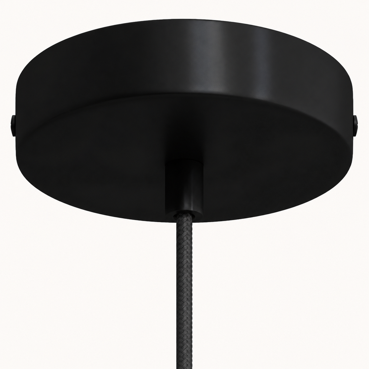 Detail van de zwarte metalen plafondkap met bevestigingsschroeven en zwarte kabel van de Singing Ø65 hanglamp.