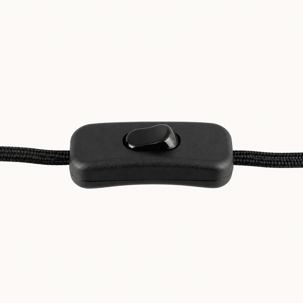 Zwarte snoerschakelaar met kantelknop aan het zwarte gevlochten snoer van de Sublime Small Ø25 tafellamp.