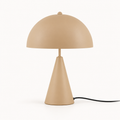 Sublime Small Ø25 tafellamp in mat lattebruin met ronde metalen kap, kegelvormige voet en zwart snoer.