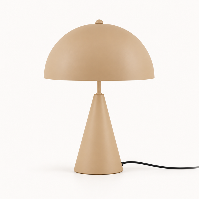 Sublime Small Ø25 tafellamp in mat lattebruin met ronde metalen kap, kegelvormige voet en zwart snoer.