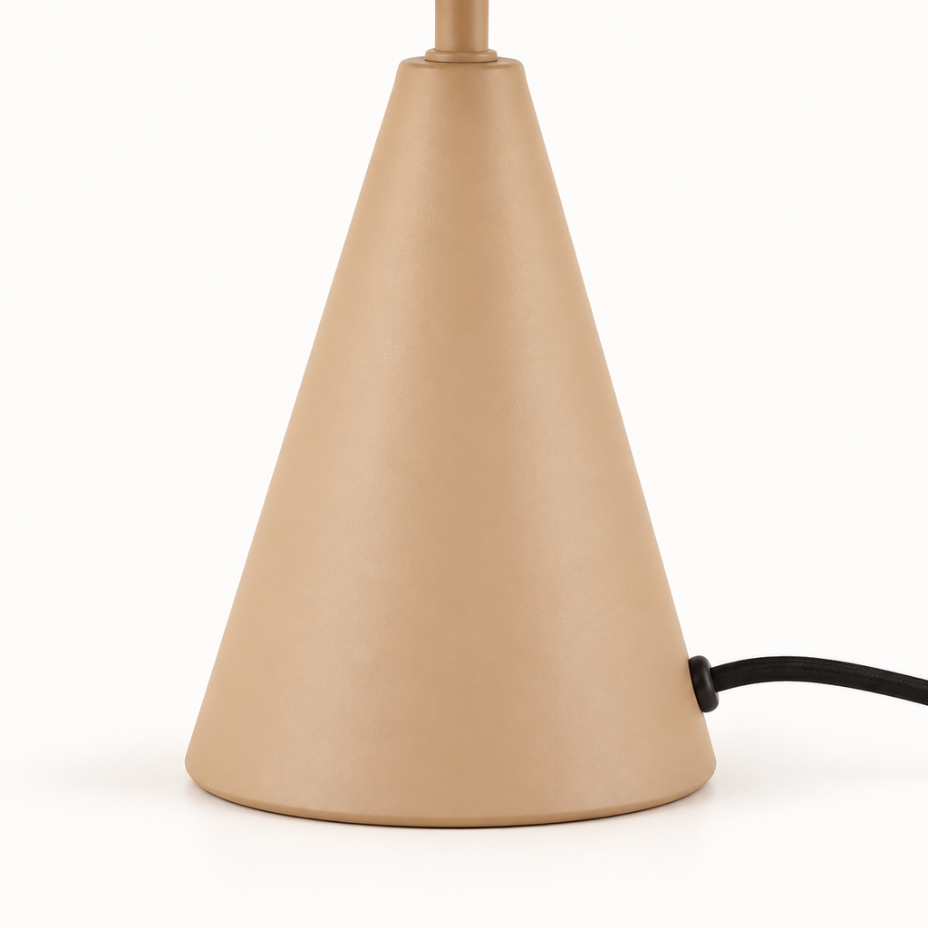 Detail van de matte lattebruine kegelvoet en zwarte kabeluitgang van de Sublime Small Ø25 tafellamp.