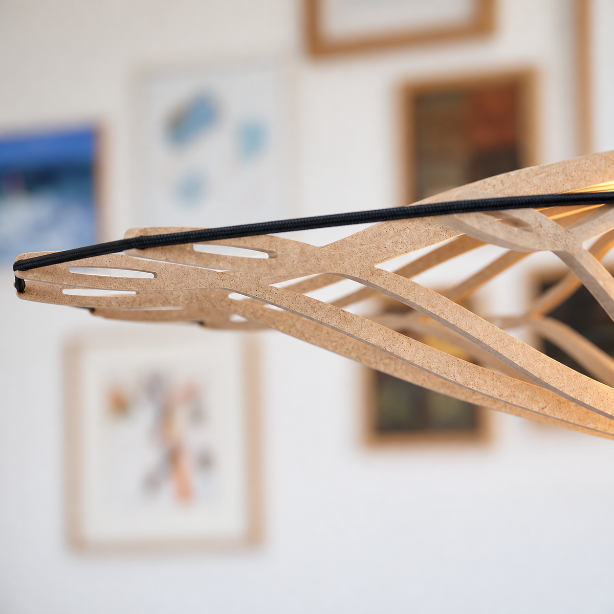 Detail van de gekruiste MDF-stroken en het zwarte contourelastiek van de Twist Ø104 hanglamp.