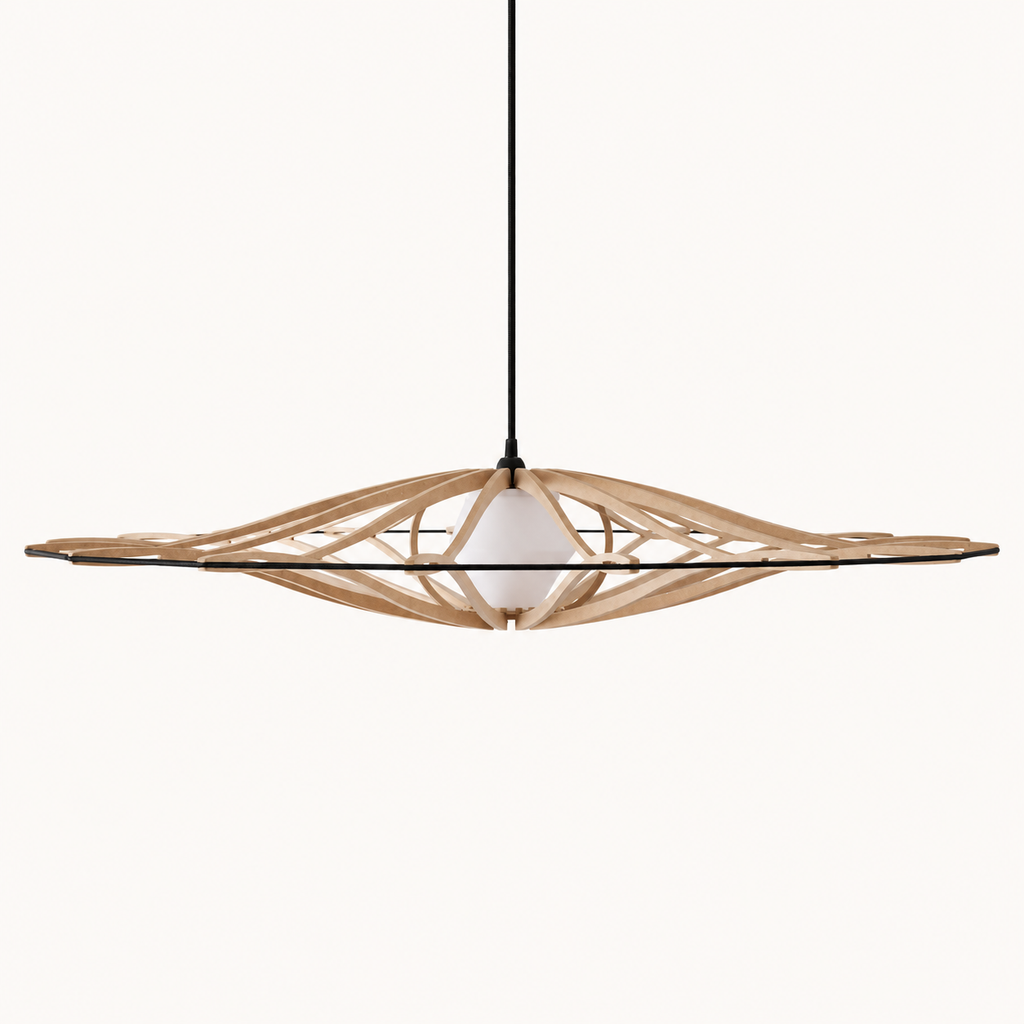 Twist Ø104 houten hanglamp in naturel met zwarte kabel, zwart contourelastiek en witte diffuser.