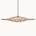 Twist Ø104 houten hanglamp in naturel met zwarte kabel, zwart contourelastiek en witte diffuser.