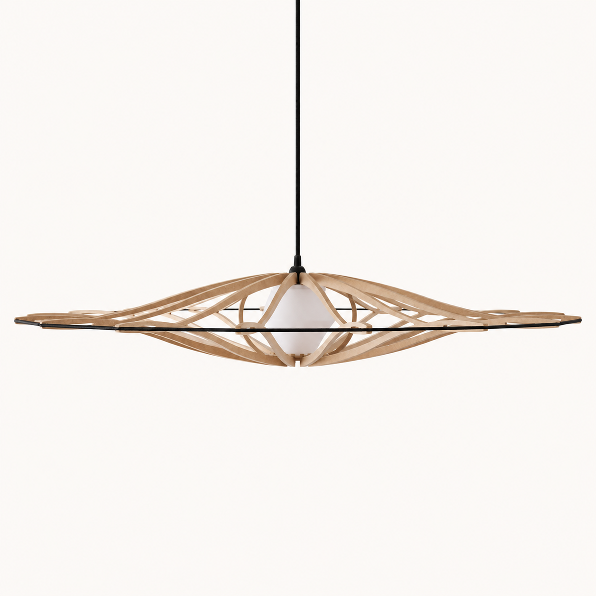 Twist Ø104 houten hanglamp in naturel met zwarte kabel, zwart contourelastiek en witte diffuser.