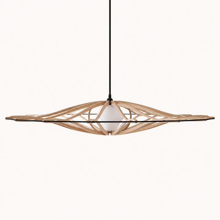 Twist Ø104 houten hanglamp in naturel met zwarte kabel, zwart contourelastiek en witte diffuser.