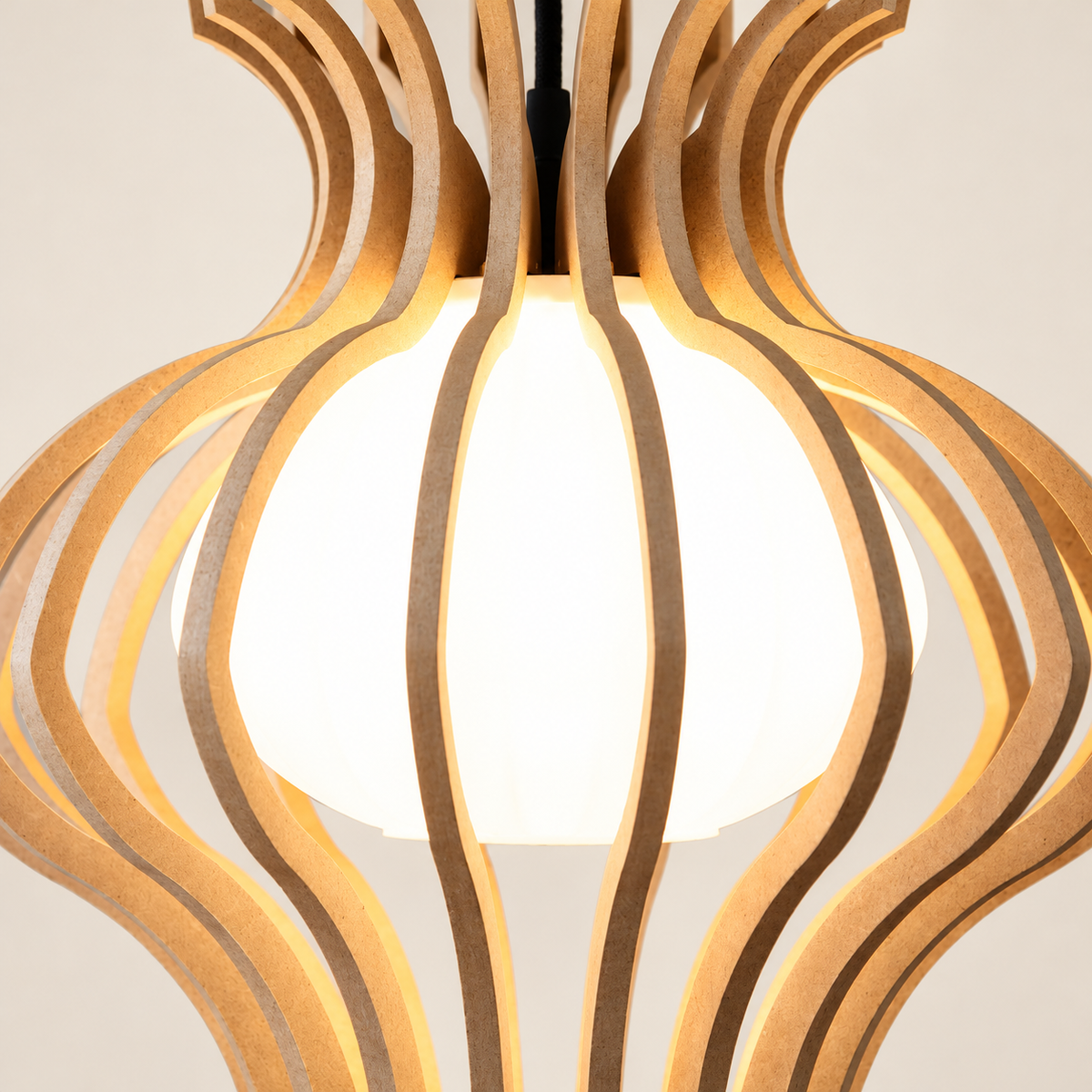 Detail van de verlichte witte diffuser tussen de naturel houten stroken van de Woman Ø83 hanglamp.