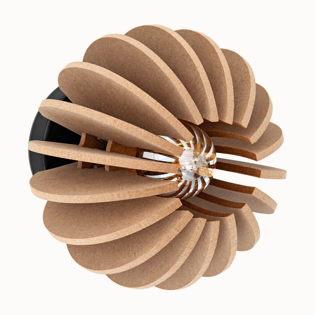 Wrecking Ball Ø20 wandlamp met naturel MDF-lamellen en zwarte metalen wandbeugel